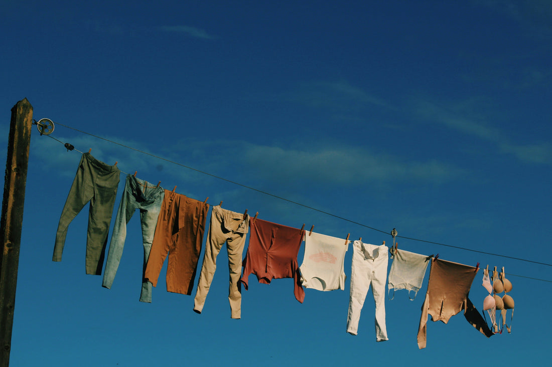 conseils pour entretenir votre lingerie fine et vos maillots de bain luxe : lavage, séchage, rangement et astuces durables.